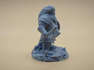 Figur Dreiviertelansicht, Axt erhoben